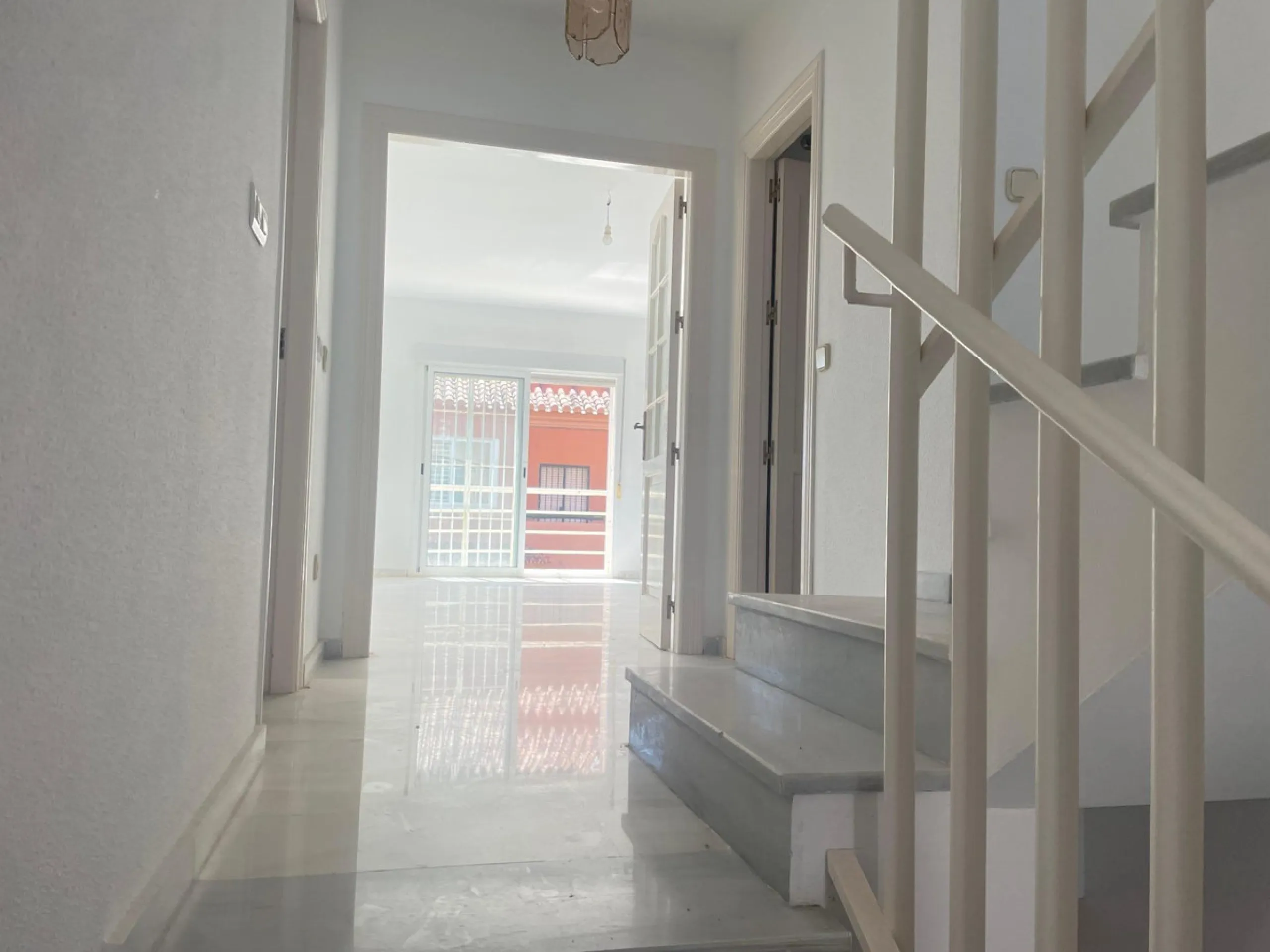 Three-bedroom semi-detached house for sale in a quiet and safe residential area. The house comes with a private garage and a communal garden and pool, perfect for enjoying the sun and nature.