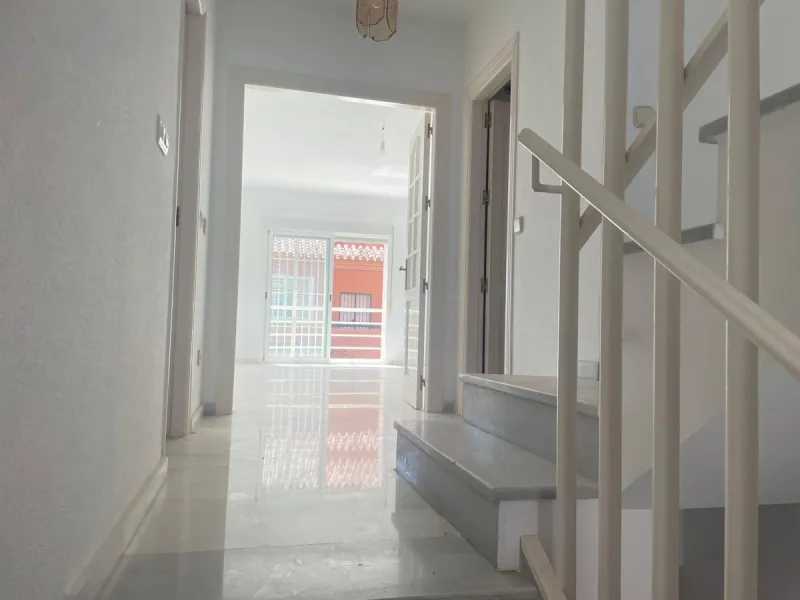 Three-bedroom semi-detached house for sale in a quiet and safe residential area. The house comes with a private garage and a communal garden and pool, perfect for enjoying the sun and nature.