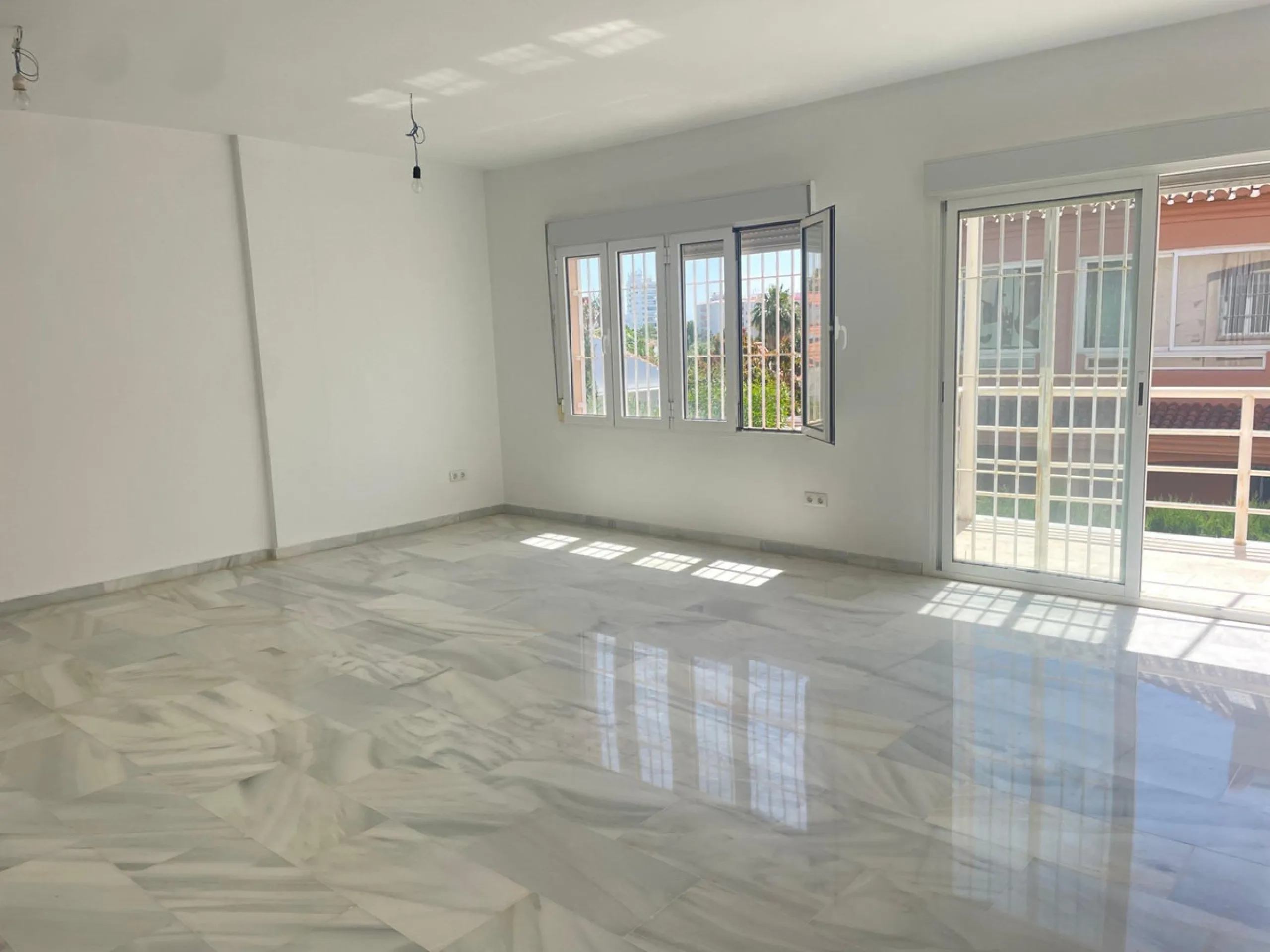 Three-bedroom semi-detached house for sale in a quiet and safe residential area. The house comes with a private garage and a communal garden and pool, perfect for enjoying the sun and nature.