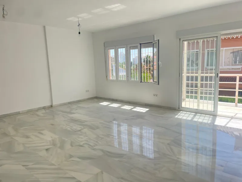 Three-bedroom semi-detached house for sale in a quiet and safe residential area. The house comes with a private garage and a communal garden and pool, perfect for enjoying the sun and nature.