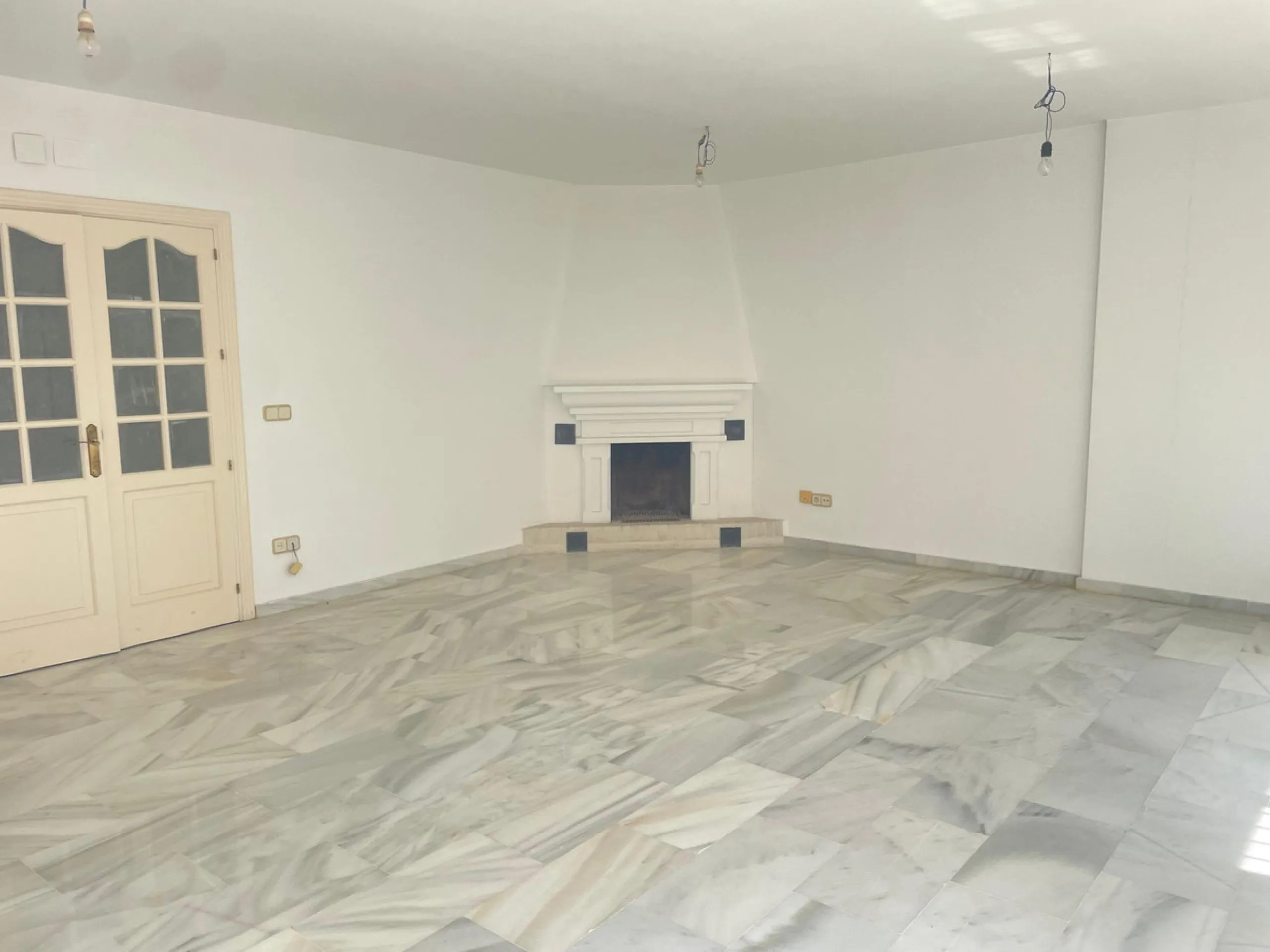 Three-bedroom semi-detached house for sale in a quiet and safe residential area. The house comes with a private garage and a communal garden and pool, perfect for enjoying the sun and nature.