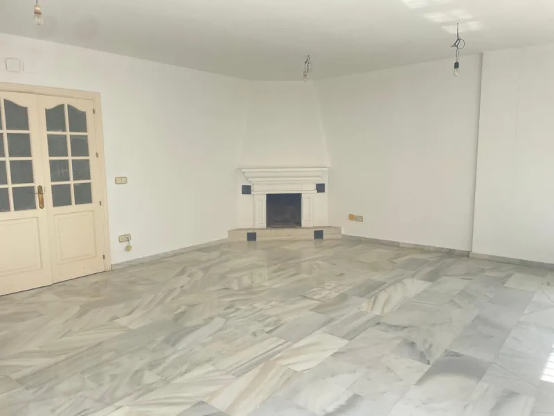 Three-bedroom semi-detached house for sale in a quiet and safe residential area. The house comes with a private garage and a communal garden and pool, perfect for enjoying the sun and nature.