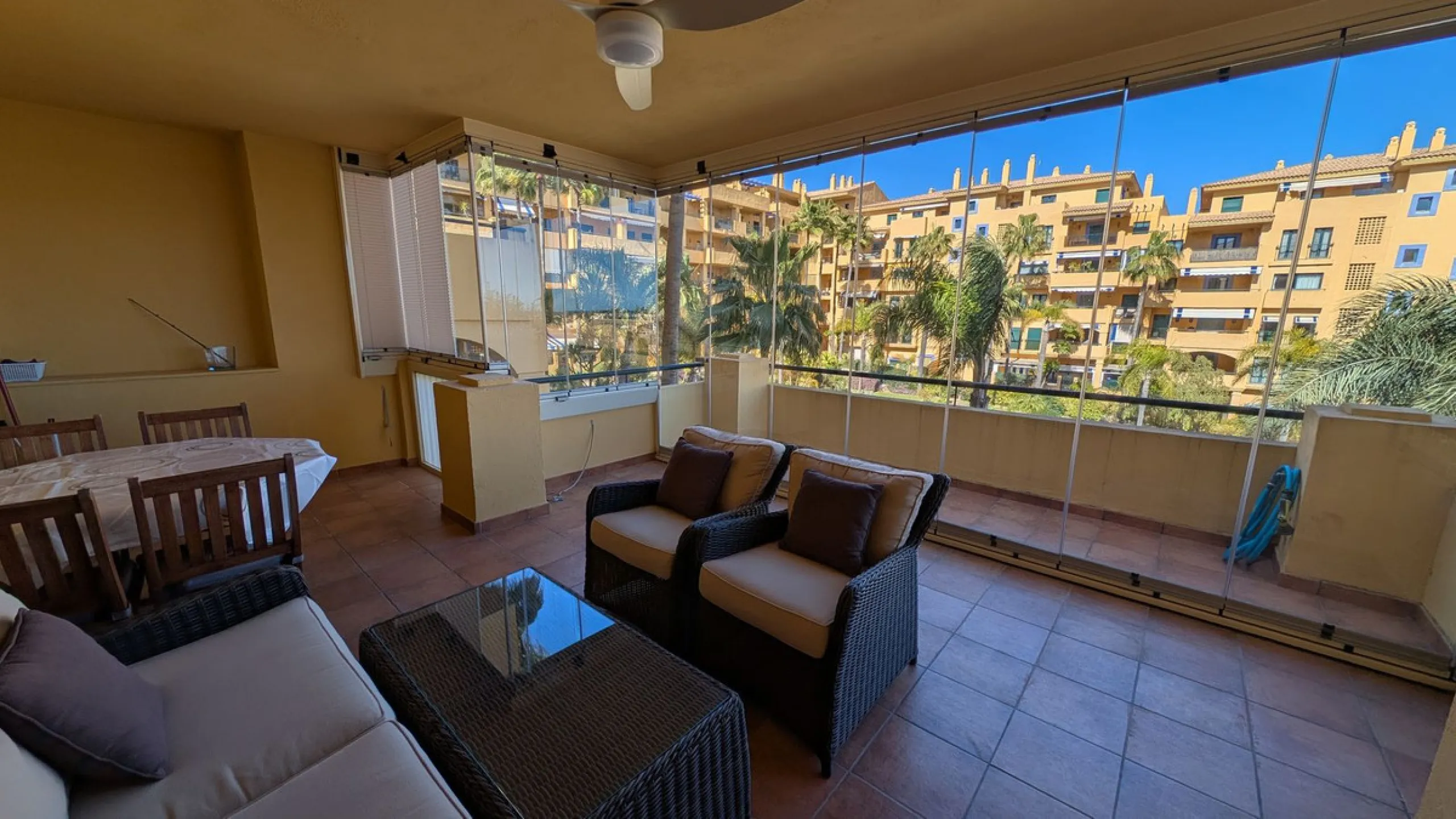 Discover this exclusive apartment in one of the most sought-after residential areas of Nueva Alcántara, San Pedro de Alcántara. This exceptional property stands out for its generous layout, unbeatable location, and high-quality finishes throughout.