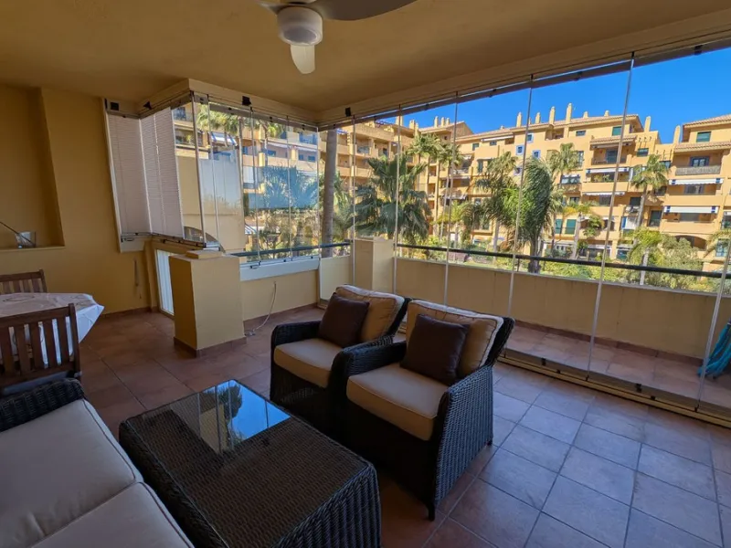Discover this exclusive apartment in one of the most sought-after residential areas of Nueva Alcántara, San Pedro de Alcántara. This exceptional property stands out for its generous layout, unbeatable location, and high-quality finishes throughout.