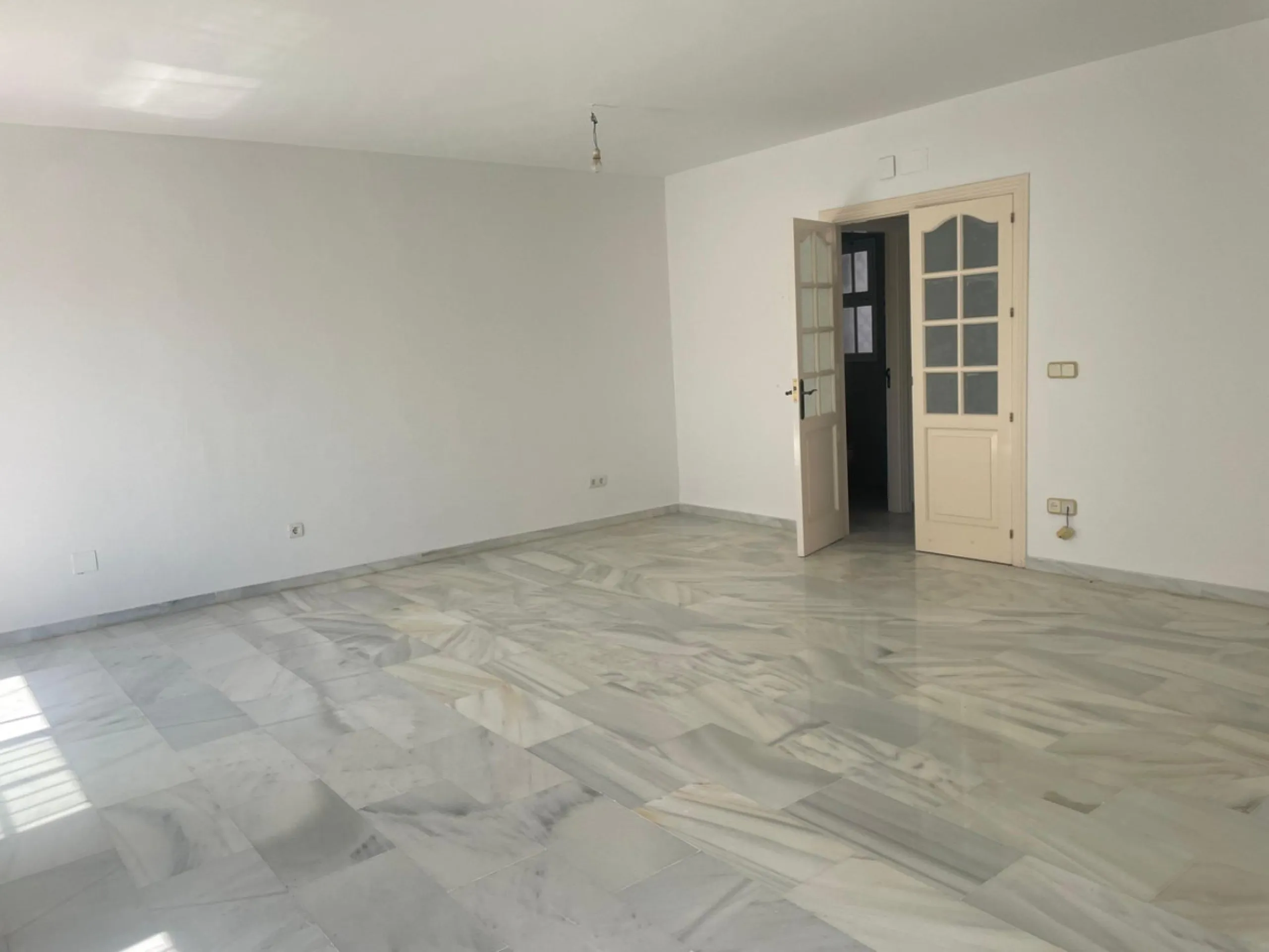 Three-bedroom semi-detached house for sale in a quiet and safe residential area. The house comes with a private garage and a communal garden and pool, perfect for enjoying the sun and nature.