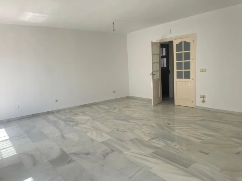 Three-bedroom semi-detached house for sale in a quiet and safe residential area. The house comes with a private garage and a communal garden and pool, perfect for enjoying the sun and nature.
