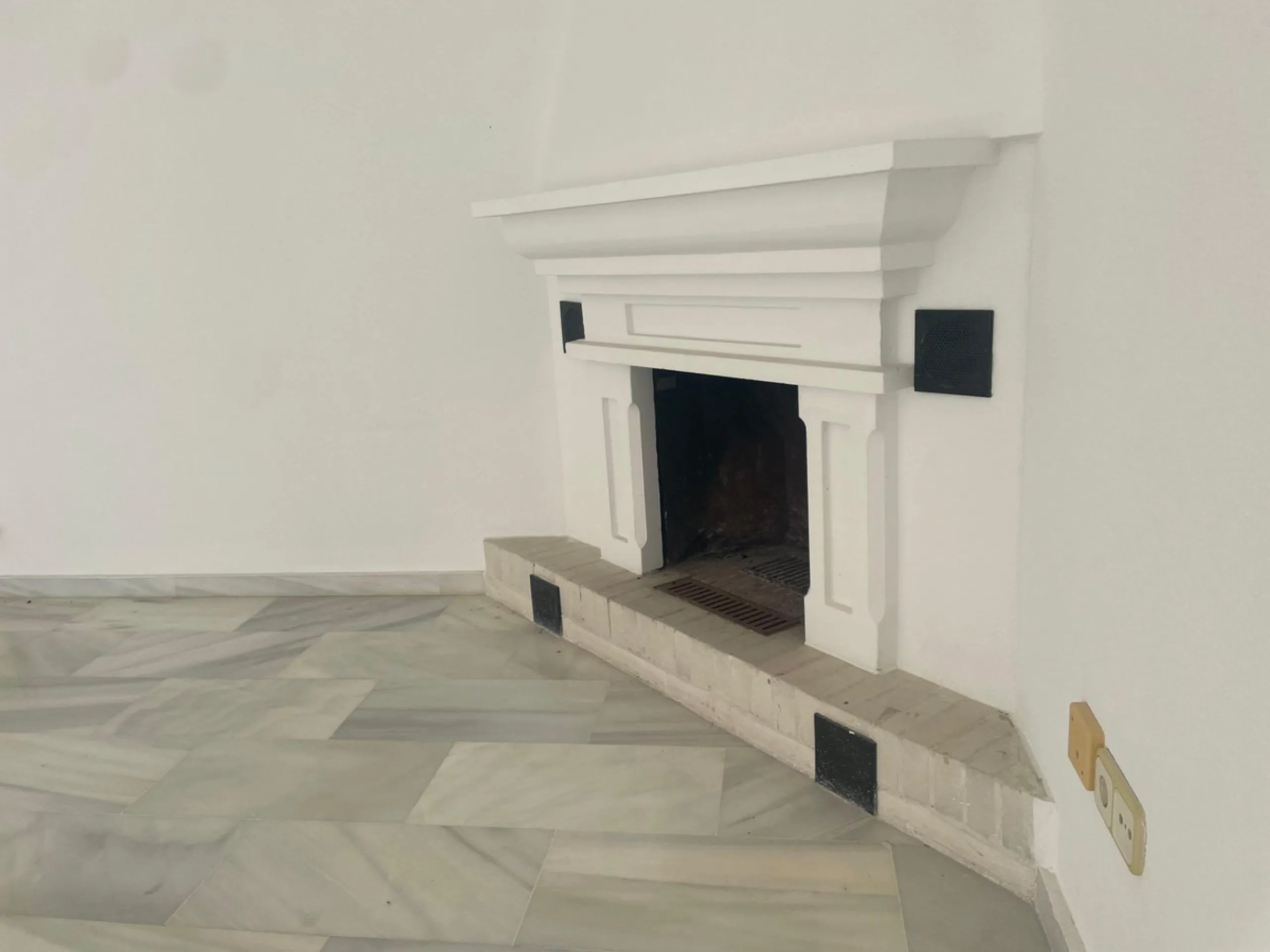 Three-bedroom semi-detached house for sale in a quiet and safe residential area. The house comes with a private garage and a communal garden and pool, perfect for enjoying the sun and nature.