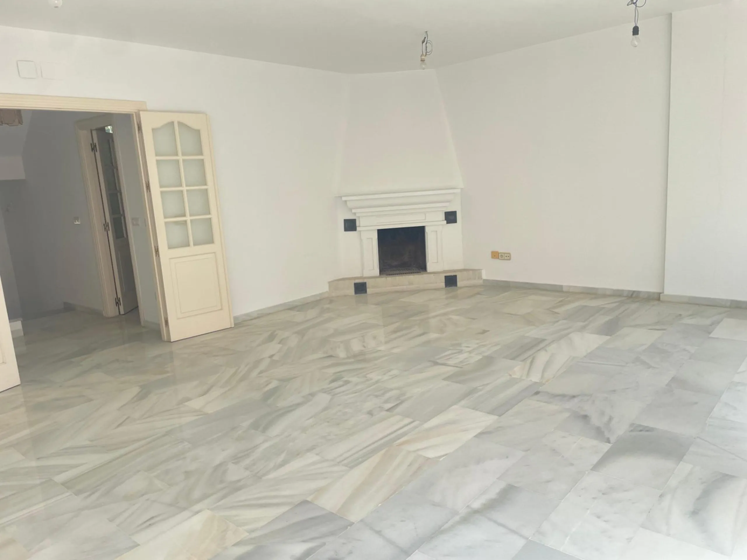Three-bedroom semi-detached house for sale in a quiet and safe residential area. The house comes with a private garage and a communal garden and pool, perfect for enjoying the sun and nature.