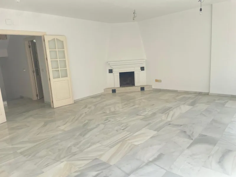 Three-bedroom semi-detached house for sale in a quiet and safe residential area. The house comes with a private garage and a communal garden and pool, perfect for enjoying the sun and nature.