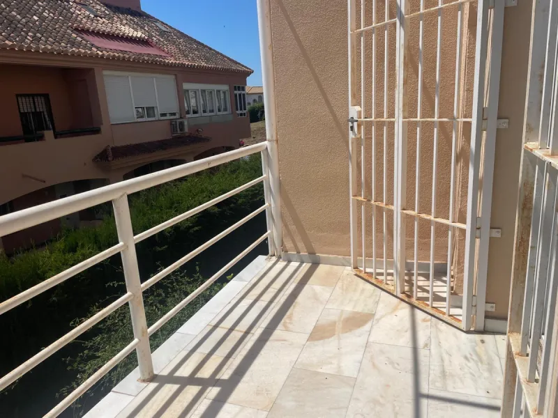 Three-bedroom semi-detached house for sale in a quiet and safe residential area. The house comes with a private garage and a communal garden and pool, perfect for enjoying the sun and nature.