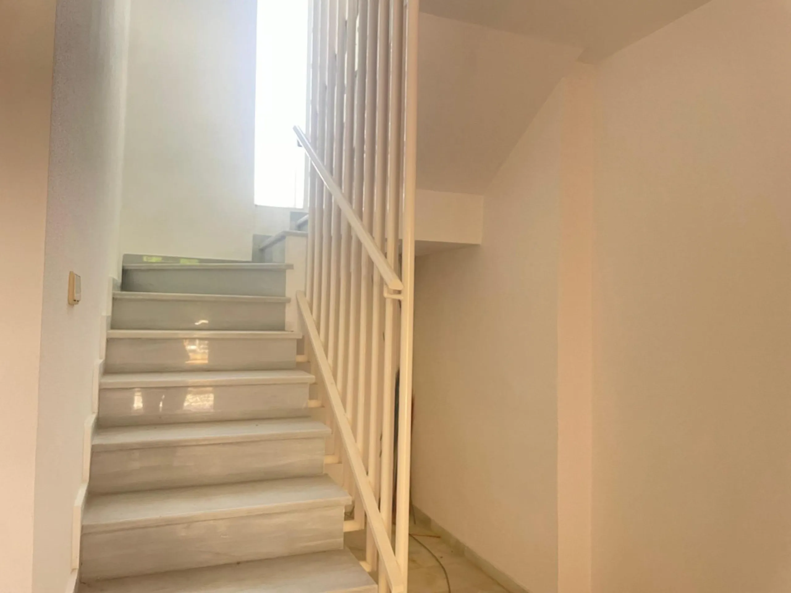 Three-bedroom semi-detached house for sale in a quiet and safe residential area. The house comes with a private garage and a communal garden and pool, perfect for enjoying the sun and nature.
