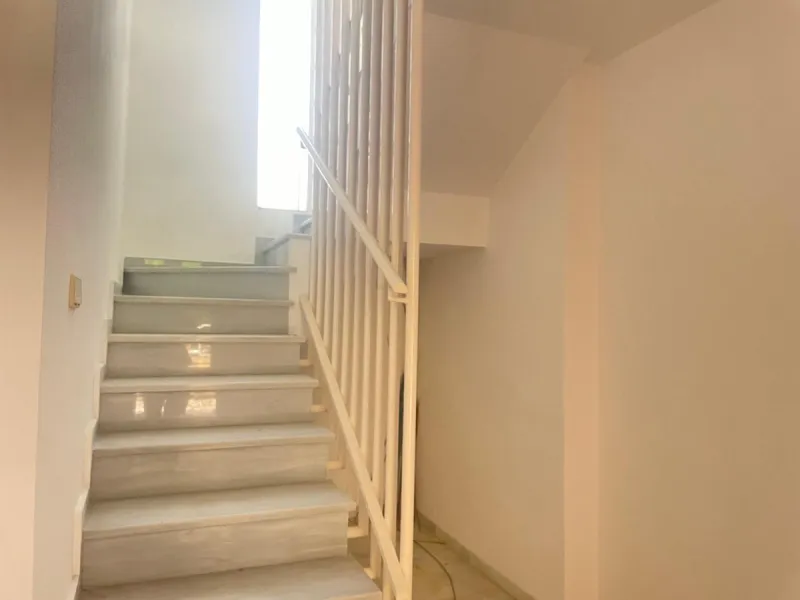 Three-bedroom semi-detached house for sale in a quiet and safe residential area. The house comes with a private garage and a communal garden and pool, perfect for enjoying the sun and nature.