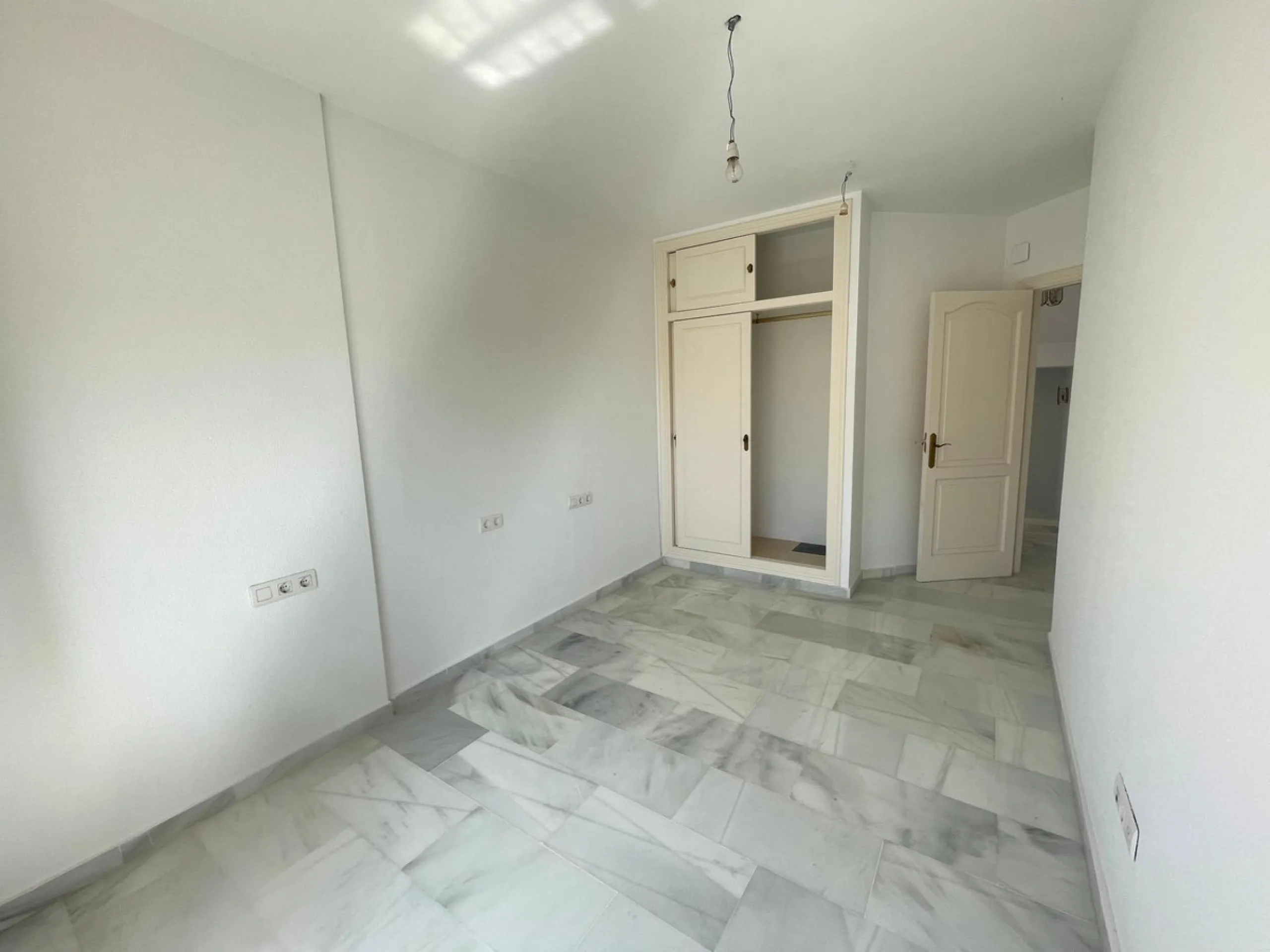 Three-bedroom semi-detached house for sale in a quiet and safe residential area. The house comes with a private garage and a communal garden and pool, perfect for enjoying the sun and nature.