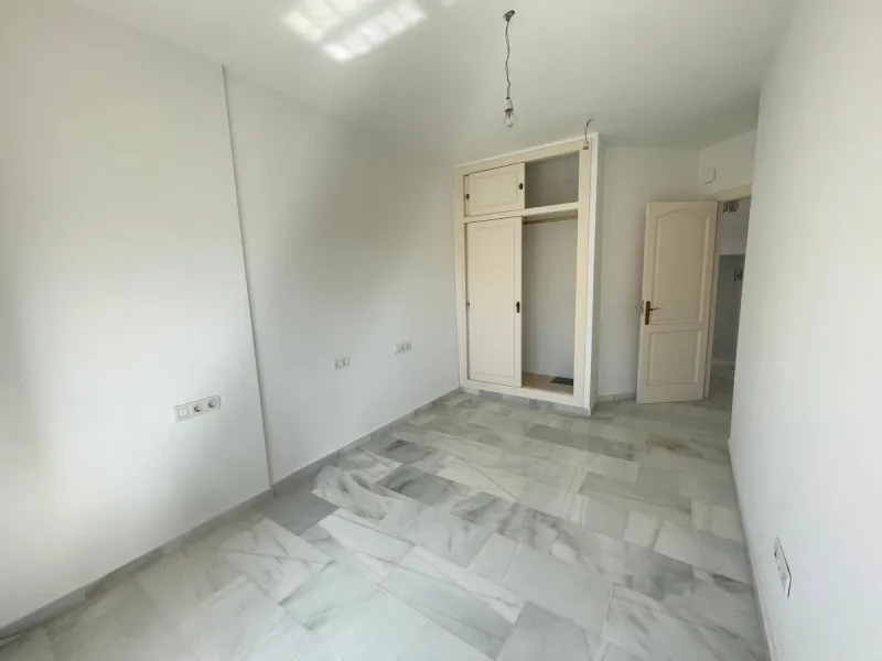 Three-bedroom semi-detached house for sale in a quiet and safe residential area. The house comes with a private garage and a communal garden and pool, perfect for enjoying the sun and nature.