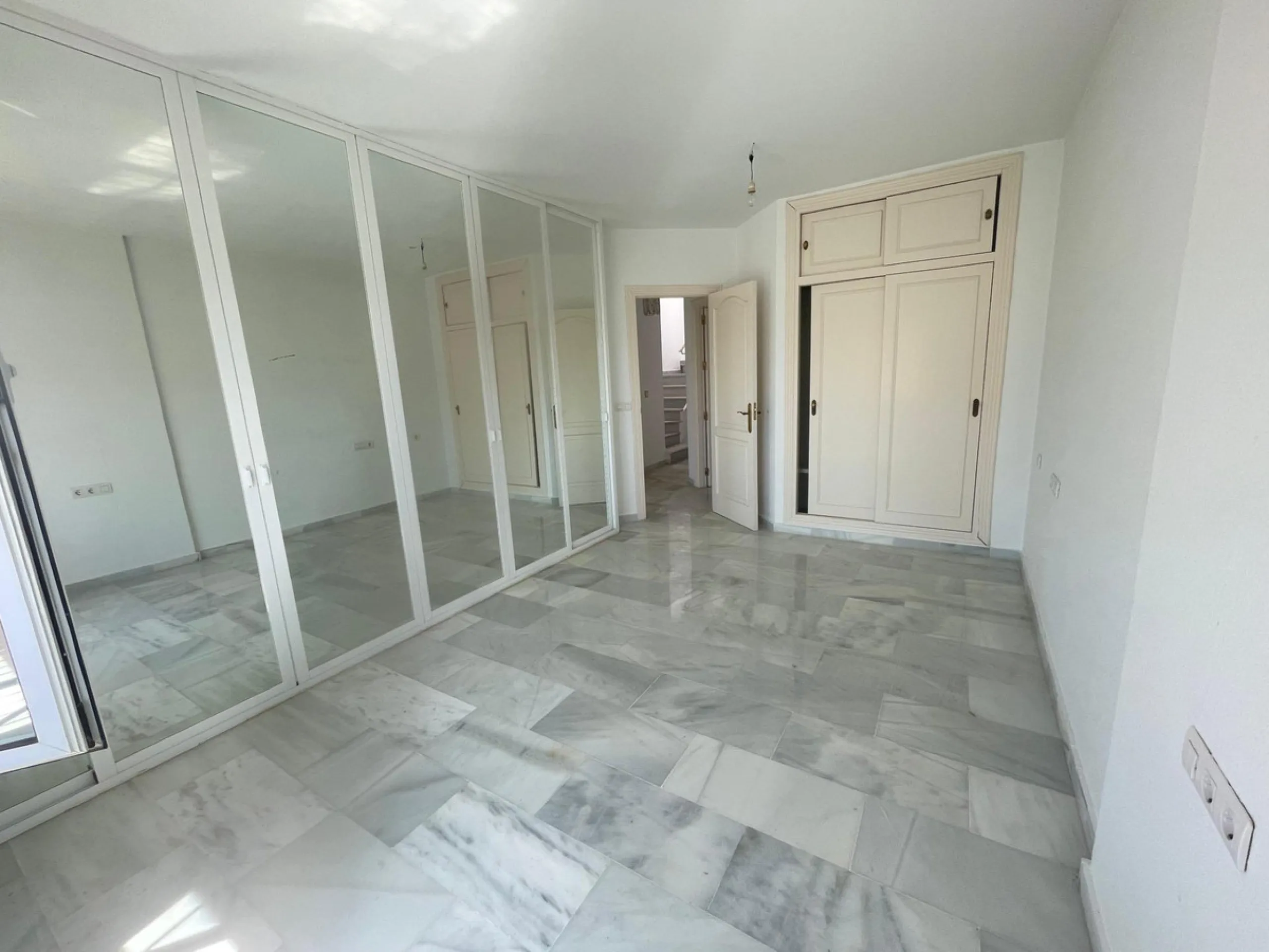 Three-bedroom semi-detached house for sale in a quiet and safe residential area. The house comes with a private garage and a communal garden and pool, perfect for enjoying the sun and nature.