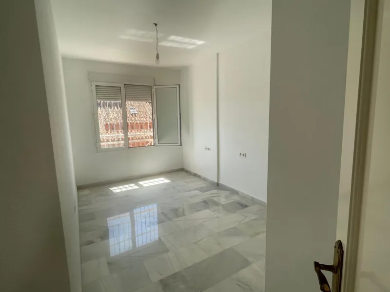 Three-bedroom semi-detached house for sale in a quiet and safe residential area. The house comes with a private garage and a communal garden and pool, perfect for enjoying the sun and nature.