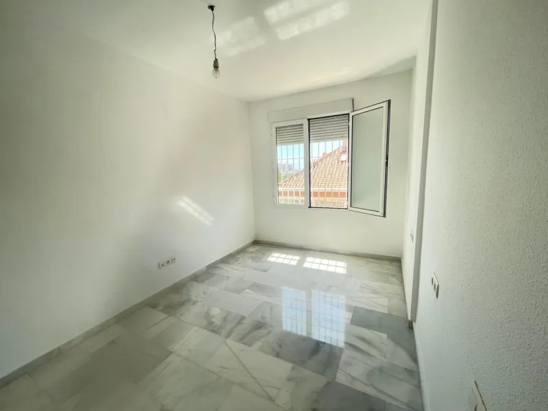 Three-bedroom semi-detached house for sale in a quiet and safe residential area. The house comes with a private garage and a communal garden and pool, perfect for enjoying the sun and nature.