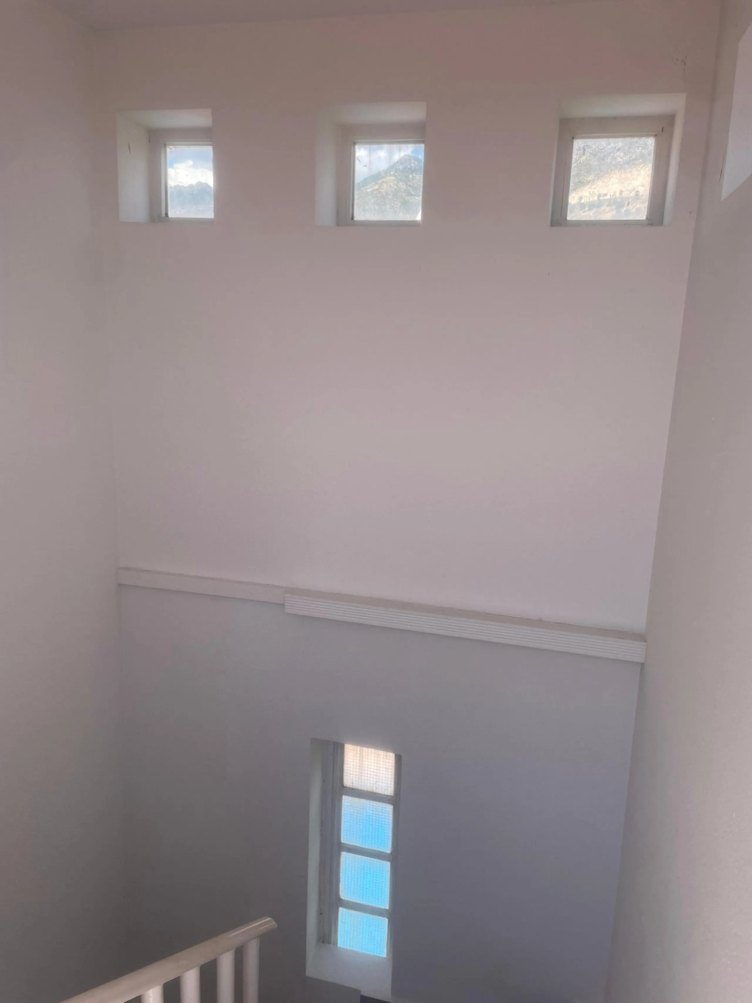 Three-bedroom semi-detached house for sale in a quiet and safe residential area. The house comes with a private garage and a communal garden and pool, perfect for enjoying the sun and nature.