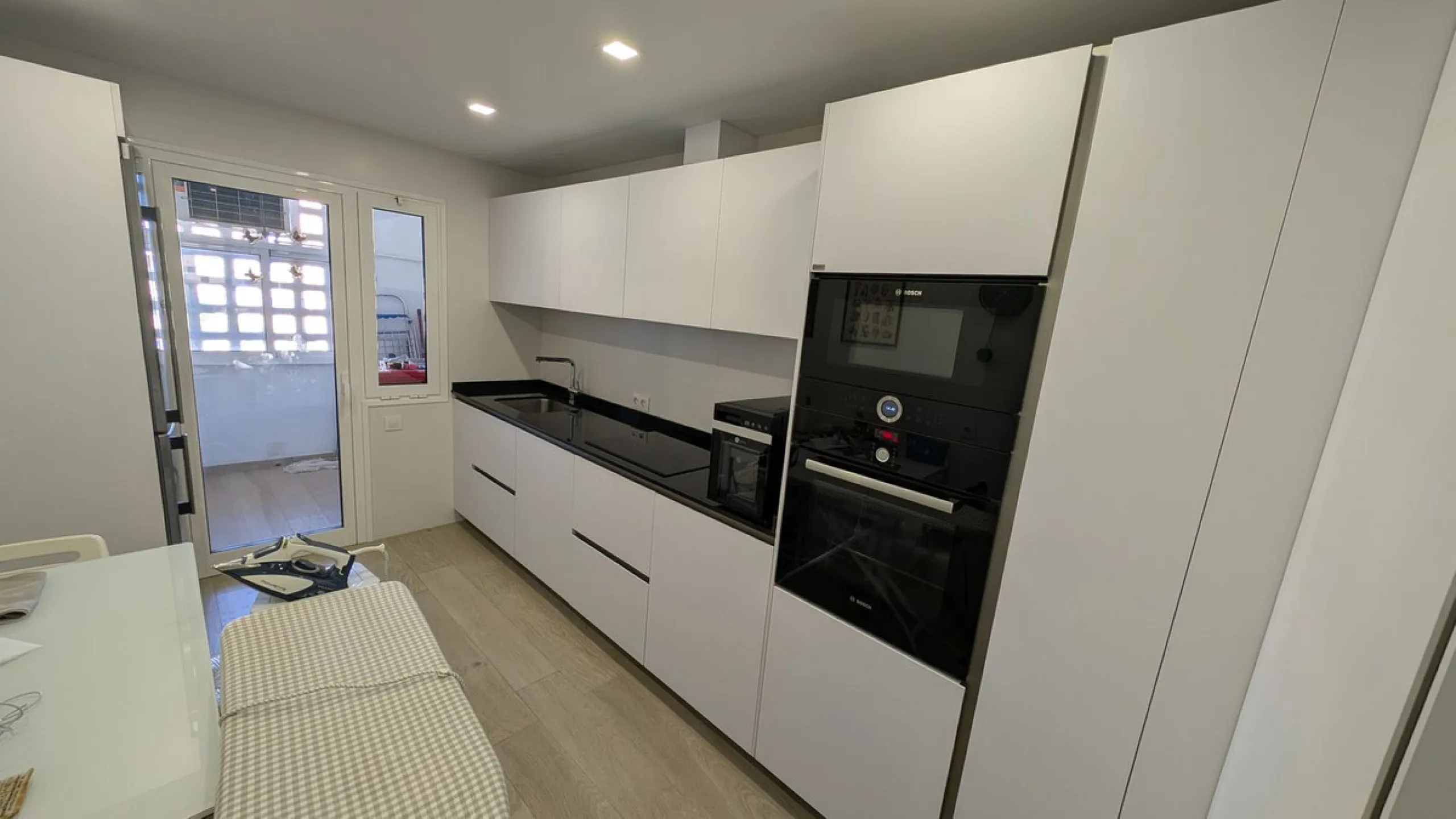 Discover this exclusive apartment in one of the most sought-after residential areas of Nueva Alcántara, San Pedro de Alcántara. This exceptional property stands out for its generous layout, unbeatable location, and high-quality finishes throughout.