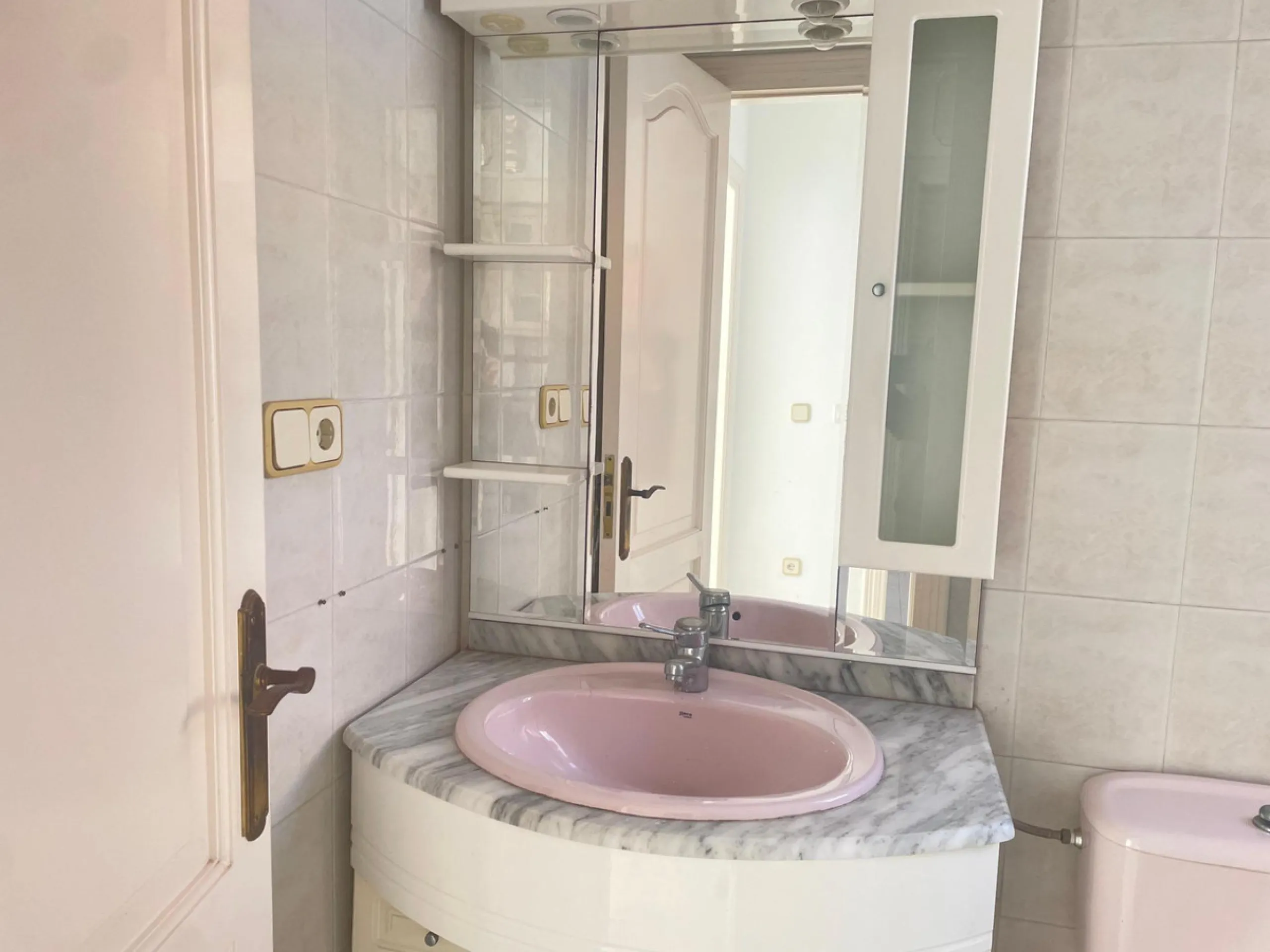 Three-bedroom semi-detached house for sale in a quiet and safe residential area. The house comes with a private garage and a communal garden and pool, perfect for enjoying the sun and nature.