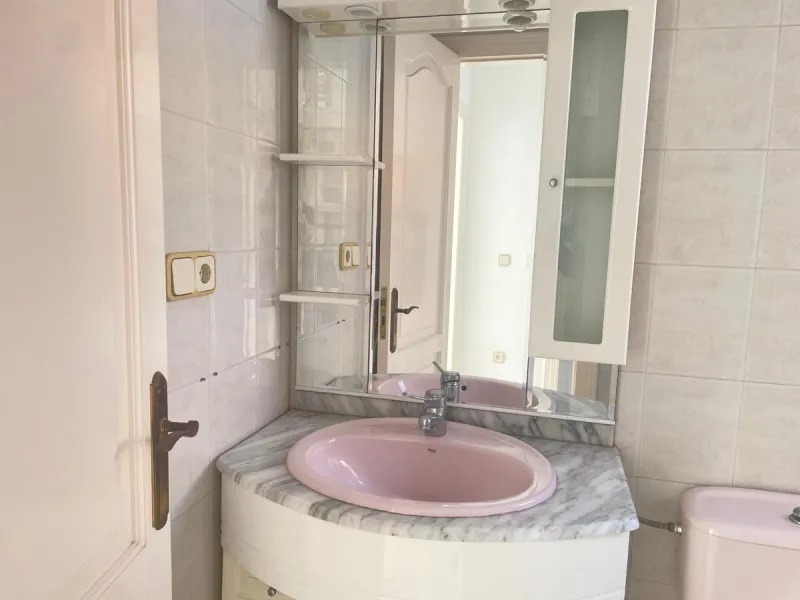 Three-bedroom semi-detached house for sale in a quiet and safe residential area. The house comes with a private garage and a communal garden and pool, perfect for enjoying the sun and nature.