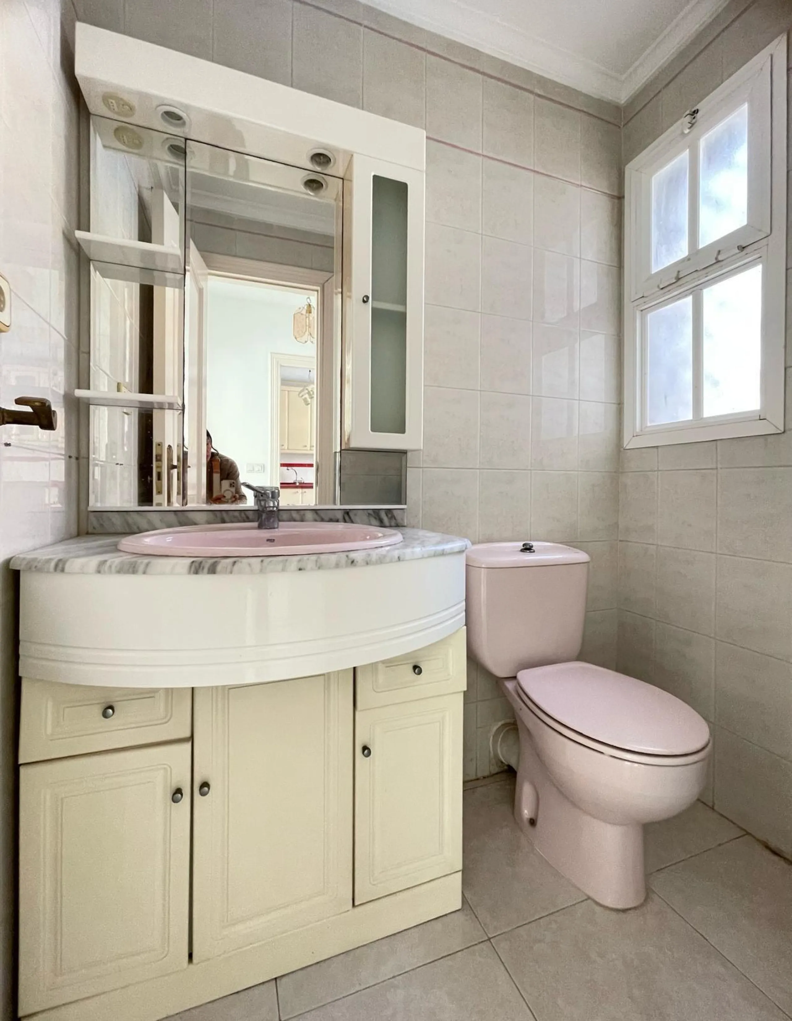 Three-bedroom semi-detached house for sale in a quiet and safe residential area. The house comes with a private garage and a communal garden and pool, perfect for enjoying the sun and nature.