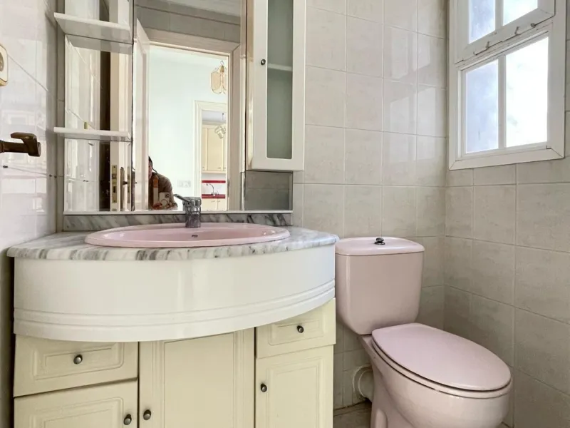 Three-bedroom semi-detached house for sale in a quiet and safe residential area. The house comes with a private garage and a communal garden and pool, perfect for enjoying the sun and nature.