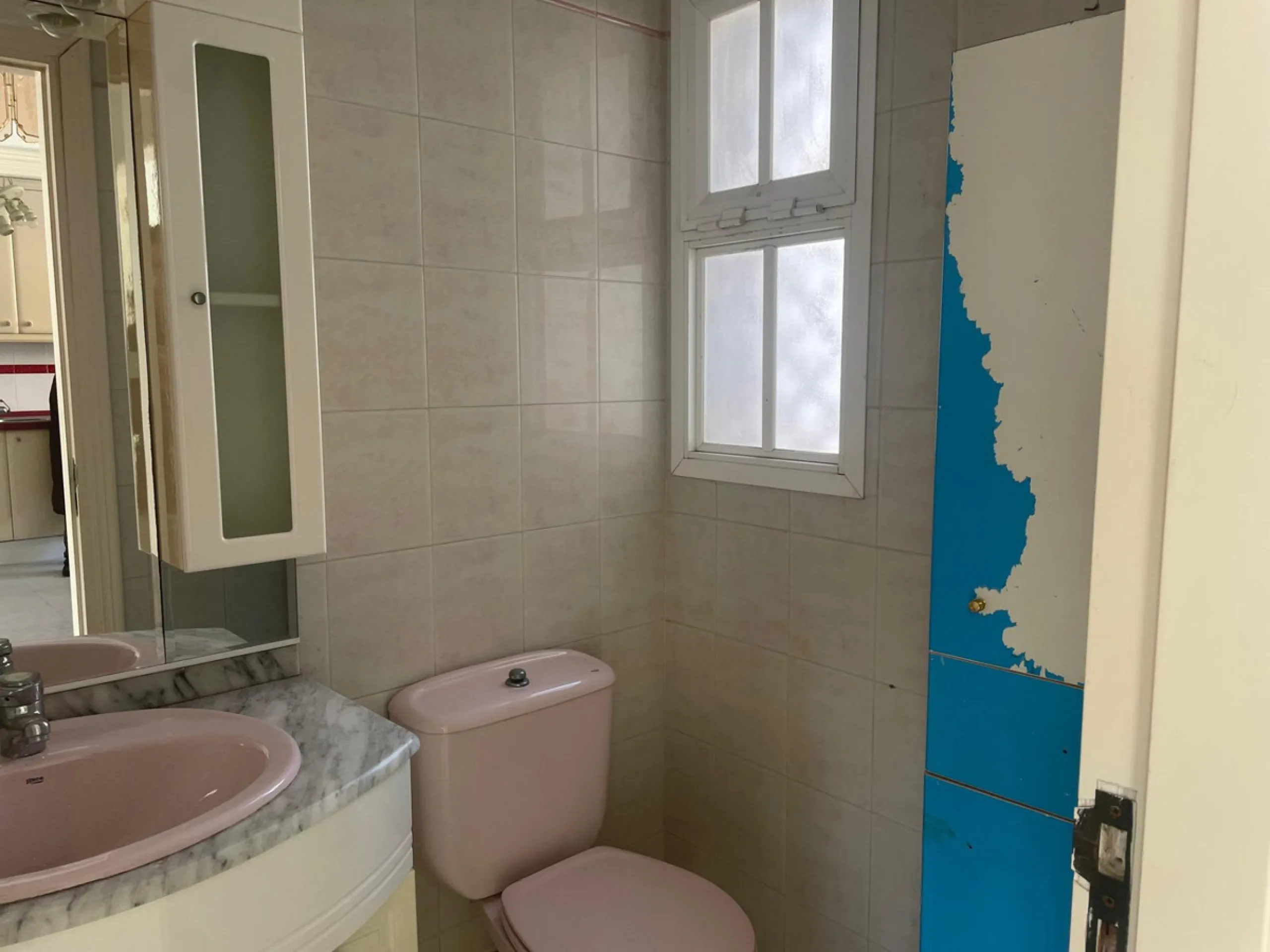 Three-bedroom semi-detached house for sale in a quiet and safe residential area. The house comes with a private garage and a communal garden and pool, perfect for enjoying the sun and nature.