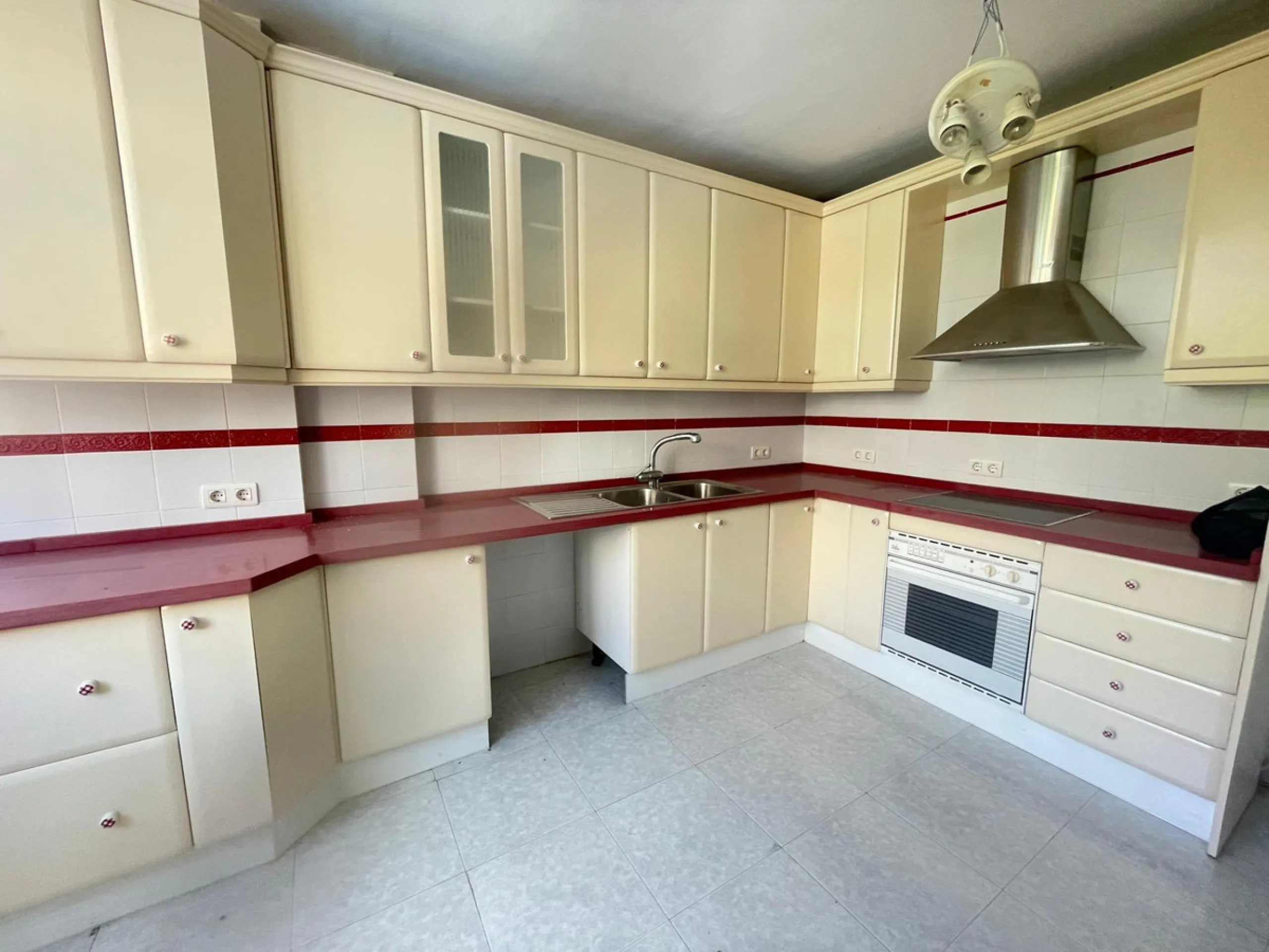 Three-bedroom semi-detached house for sale in a quiet and safe residential area. The house comes with a private garage and a communal garden and pool, perfect for enjoying the sun and nature.