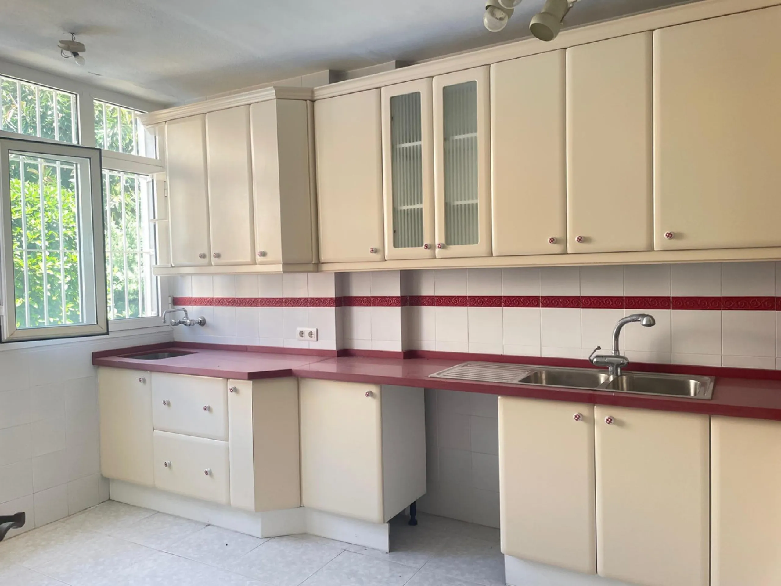 Three-bedroom semi-detached house for sale in a quiet and safe residential area. The house comes with a private garage and a communal garden and pool, perfect for enjoying the sun and nature.