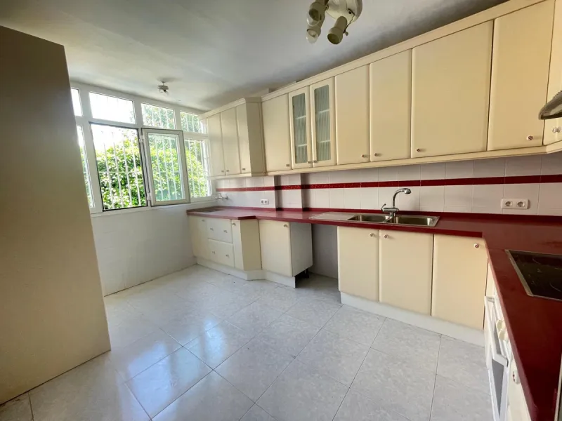 Three-bedroom semi-detached house for sale in a quiet and safe residential area. The house comes with a private garage and a communal garden and pool, perfect for enjoying the sun and nature.