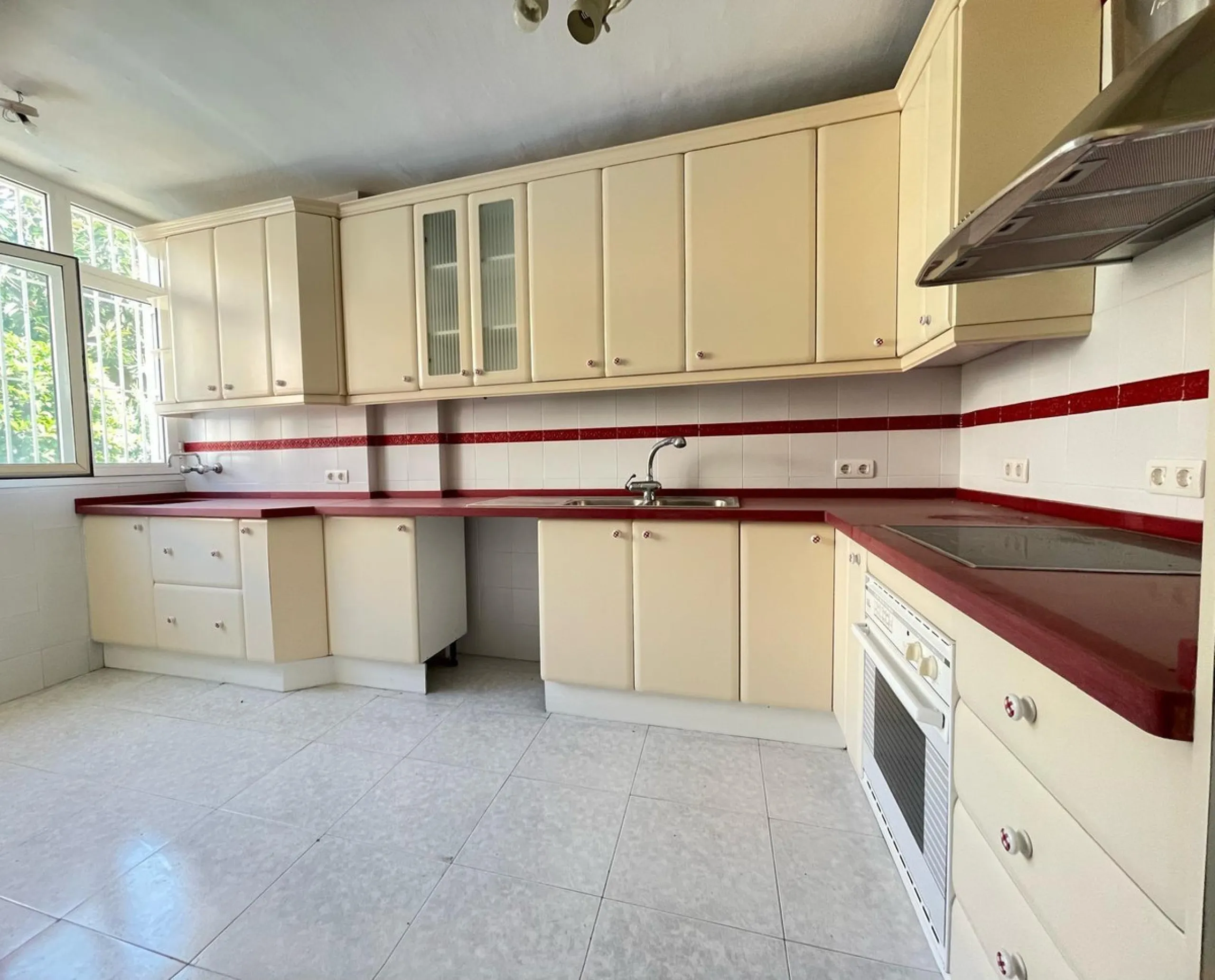 Three-bedroom semi-detached house for sale in a quiet and safe residential area. The house comes with a private garage and a communal garden and pool, perfect for enjoying the sun and nature.