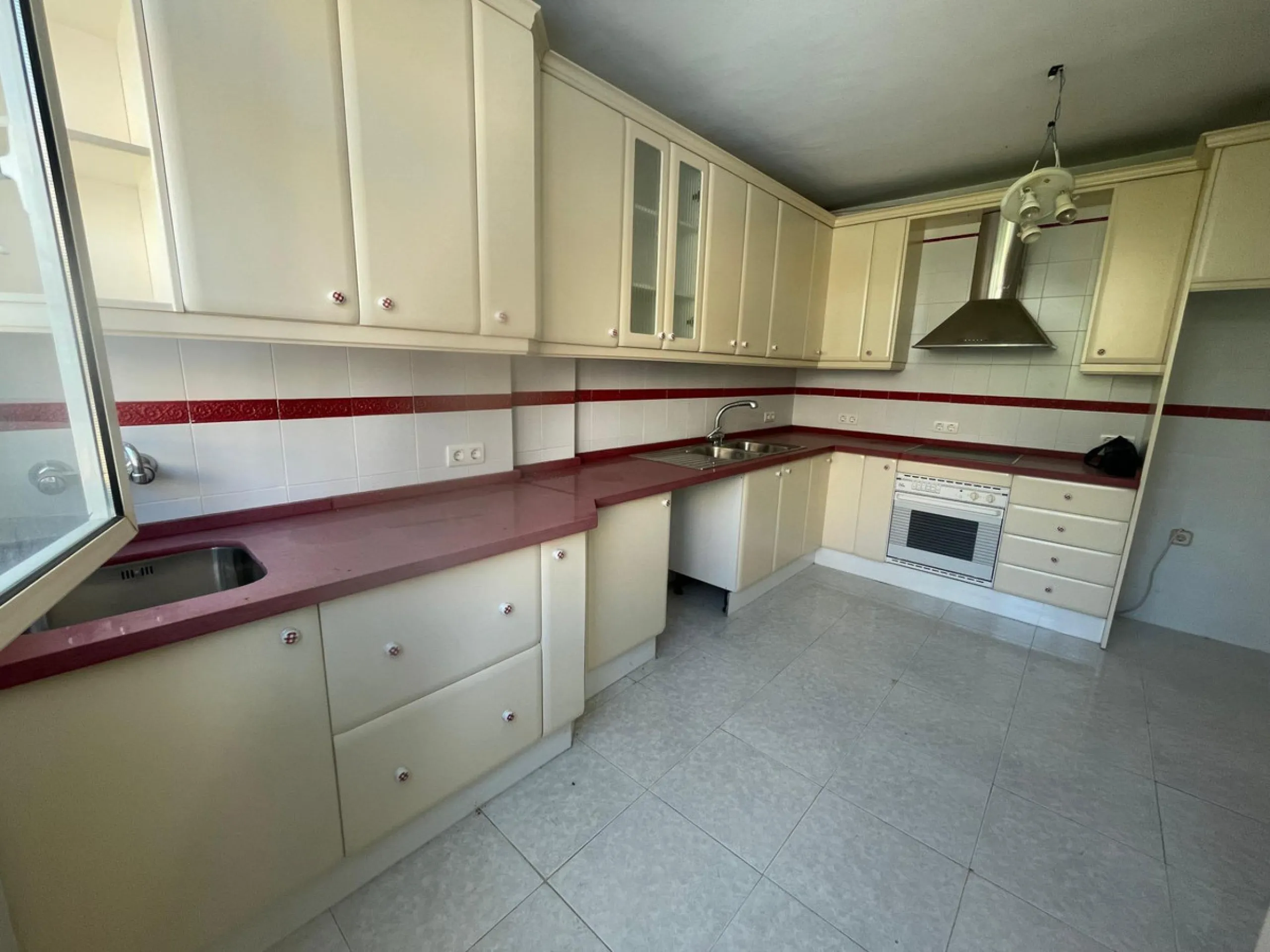 Three-bedroom semi-detached house for sale in a quiet and safe residential area. The house comes with a private garage and a communal garden and pool, perfect for enjoying the sun and nature.
