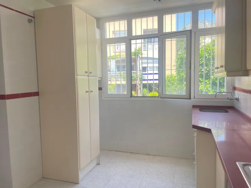 Three-bedroom semi-detached house for sale in a quiet and safe residential area. The house comes with a private garage and a communal garden and pool, perfect for enjoying the sun and nature.