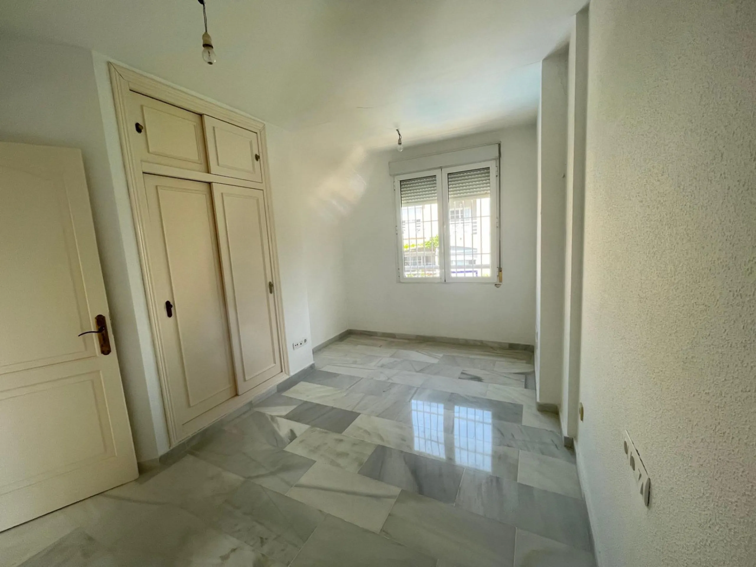 Three-bedroom semi-detached house for sale in a quiet and safe residential area. The house comes with a private garage and a communal garden and pool, perfect for enjoying the sun and nature.