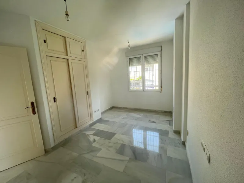 Three-bedroom semi-detached house for sale in a quiet and safe residential area. The house comes with a private garage and a communal garden and pool, perfect for enjoying the sun and nature.