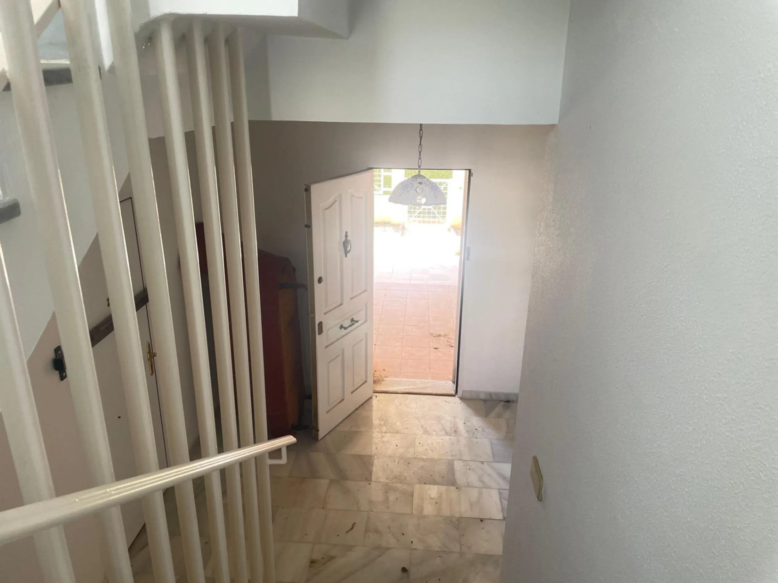 Three-bedroom semi-detached house for sale in a quiet and safe residential area. The house comes with a private garage and a communal garden and pool, perfect for enjoying the sun and nature.