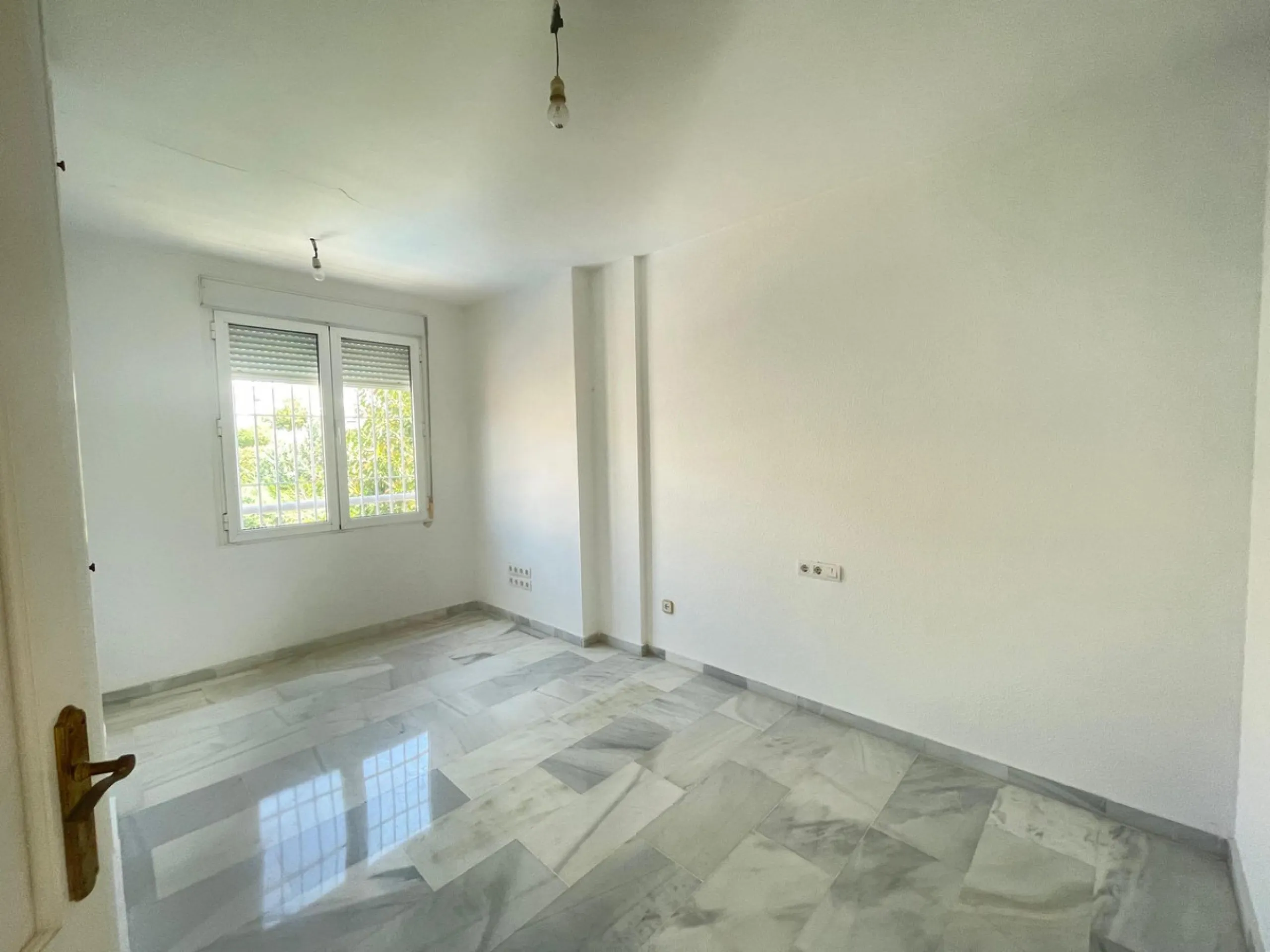 Three-bedroom semi-detached house for sale in a quiet and safe residential area. The house comes with a private garage and a communal garden and pool, perfect for enjoying the sun and nature.
