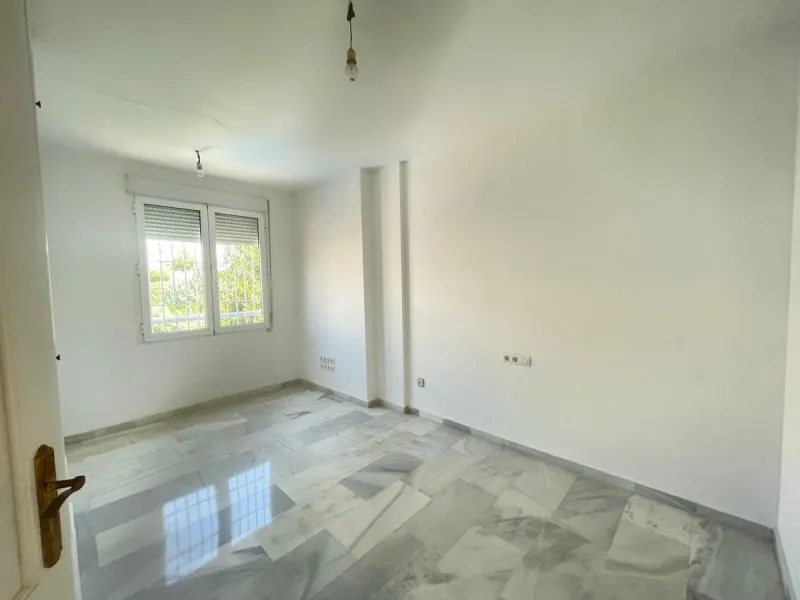 Three-bedroom semi-detached house for sale in a quiet and safe residential area. The house comes with a private garage and a communal garden and pool, perfect for enjoying the sun and nature.