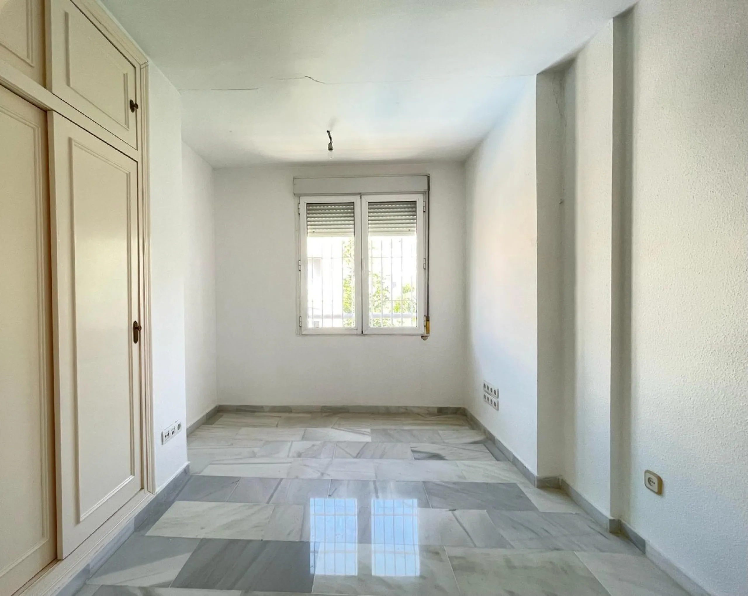 Three-bedroom semi-detached house for sale in a quiet and safe residential area. The house comes with a private garage and a communal garden and pool, perfect for enjoying the sun and nature.
