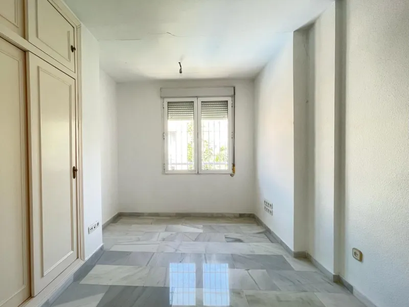 Three-bedroom semi-detached house for sale in a quiet and safe residential area. The house comes with a private garage and a communal garden and pool, perfect for enjoying the sun and nature.