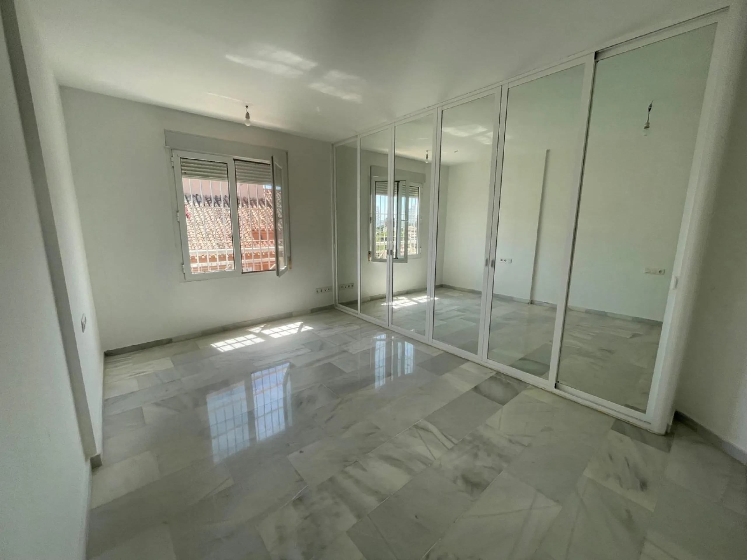 Three-bedroom semi-detached house for sale in a quiet and safe residential area. The house comes with a private garage and a communal garden and pool, perfect for enjoying the sun and nature.