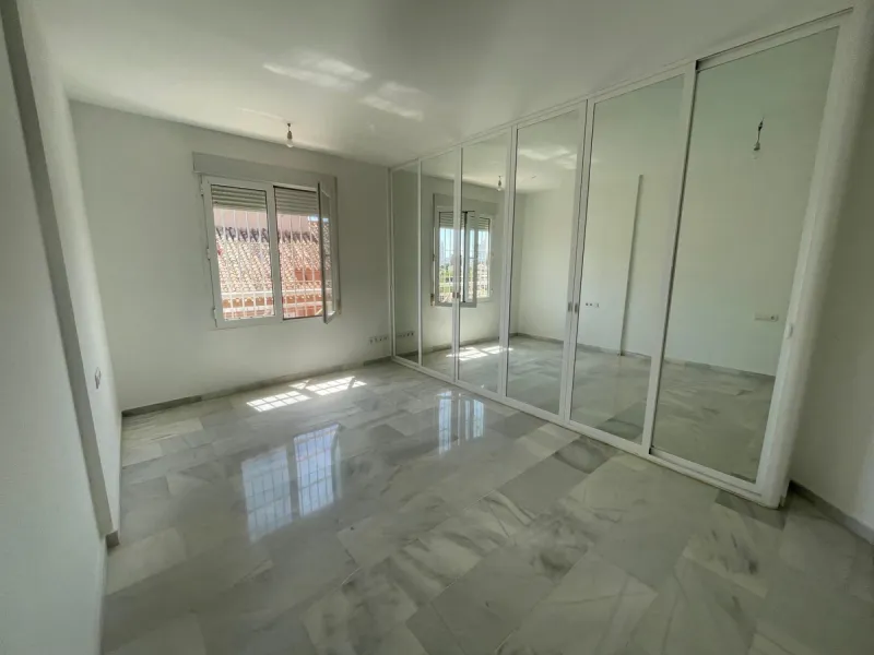 Three-bedroom semi-detached house for sale in a quiet and safe residential area. The house comes with a private garage and a communal garden and pool, perfect for enjoying the sun and nature.