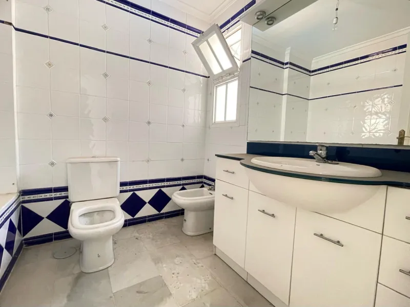 Three-bedroom semi-detached house for sale in a quiet and safe residential area. The house comes with a private garage and a communal garden and pool, perfect for enjoying the sun and nature.