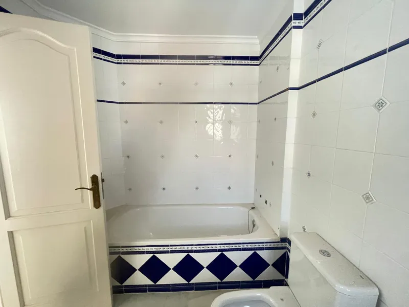 Three-bedroom semi-detached house for sale in a quiet and safe residential area. The house comes with a private garage and a communal garden and pool, perfect for enjoying the sun and nature.