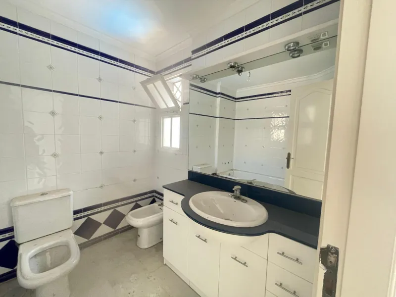 Three-bedroom semi-detached house for sale in a quiet and safe residential area. The house comes with a private garage and a communal garden and pool, perfect for enjoying the sun and nature.