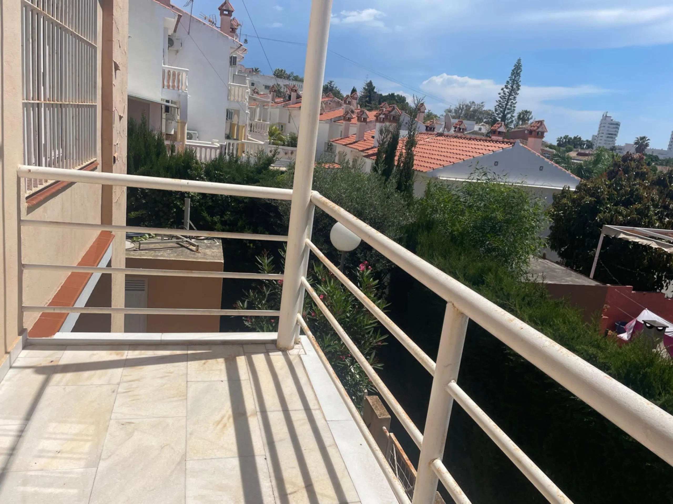 Three-bedroom semi-detached house for sale in a quiet and safe residential area. The house comes with a private garage and a communal garden and pool, perfect for enjoying the sun and nature.
