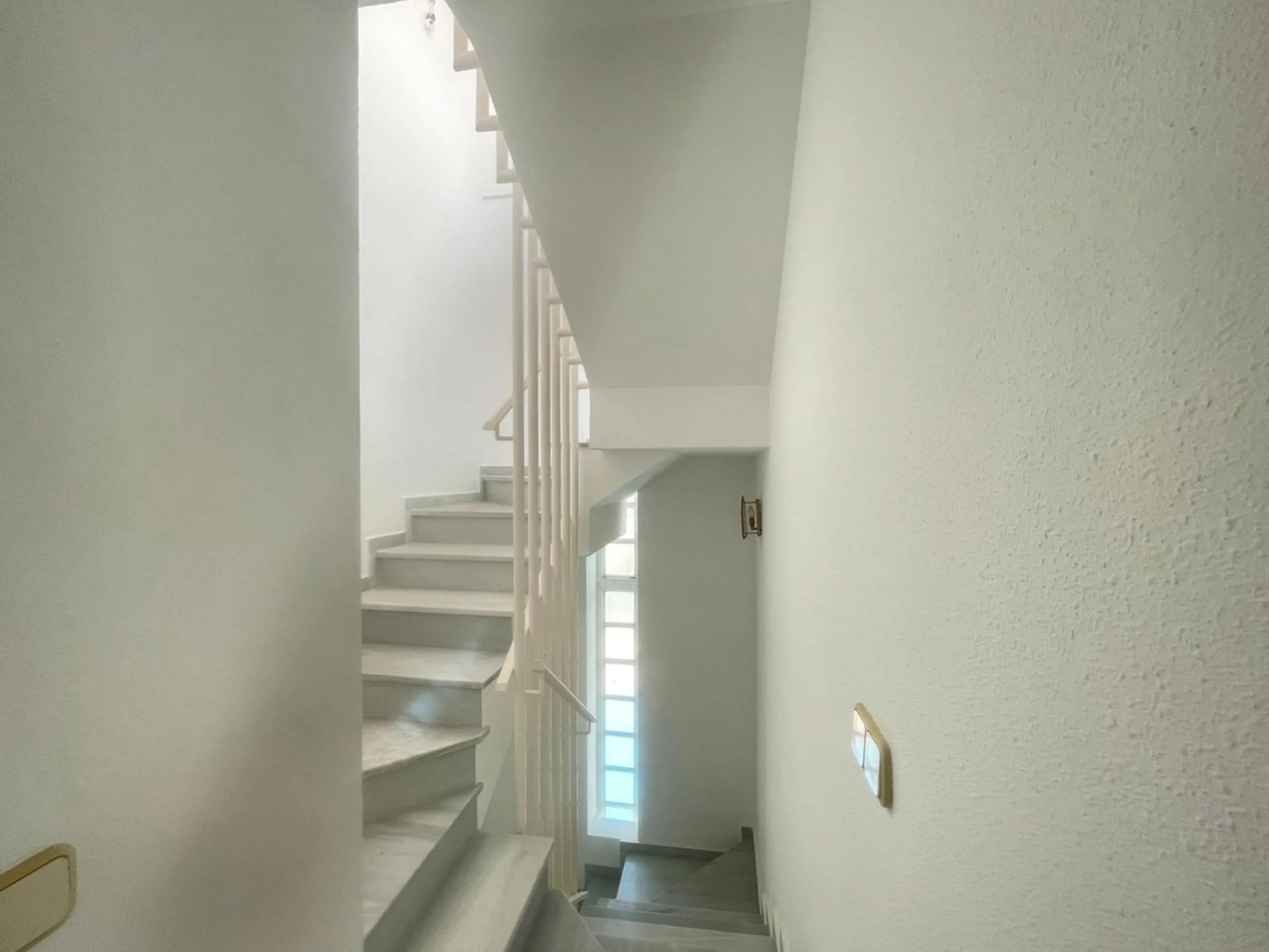 Three-bedroom semi-detached house for sale in a quiet and safe residential area. The house comes with a private garage and a communal garden and pool, perfect for enjoying the sun and nature.
