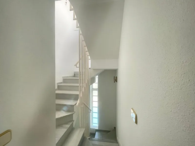 Three-bedroom semi-detached house for sale in a quiet and safe residential area. The house comes with a private garage and a communal garden and pool, perfect for enjoying the sun and nature.