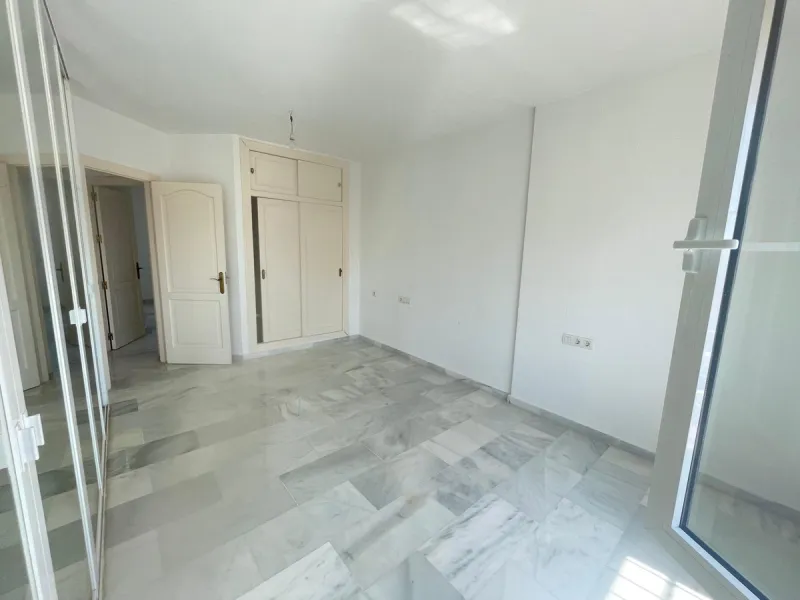 Three-bedroom semi-detached house for sale in a quiet and safe residential area. The house comes with a private garage and a communal garden and pool, perfect for enjoying the sun and nature.